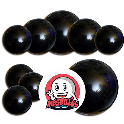 Chaque bille verre de bohème Perle Noir 30 mm est façonnée individuellement, avec des variations légères de forme : l’élégance à l’état brut.