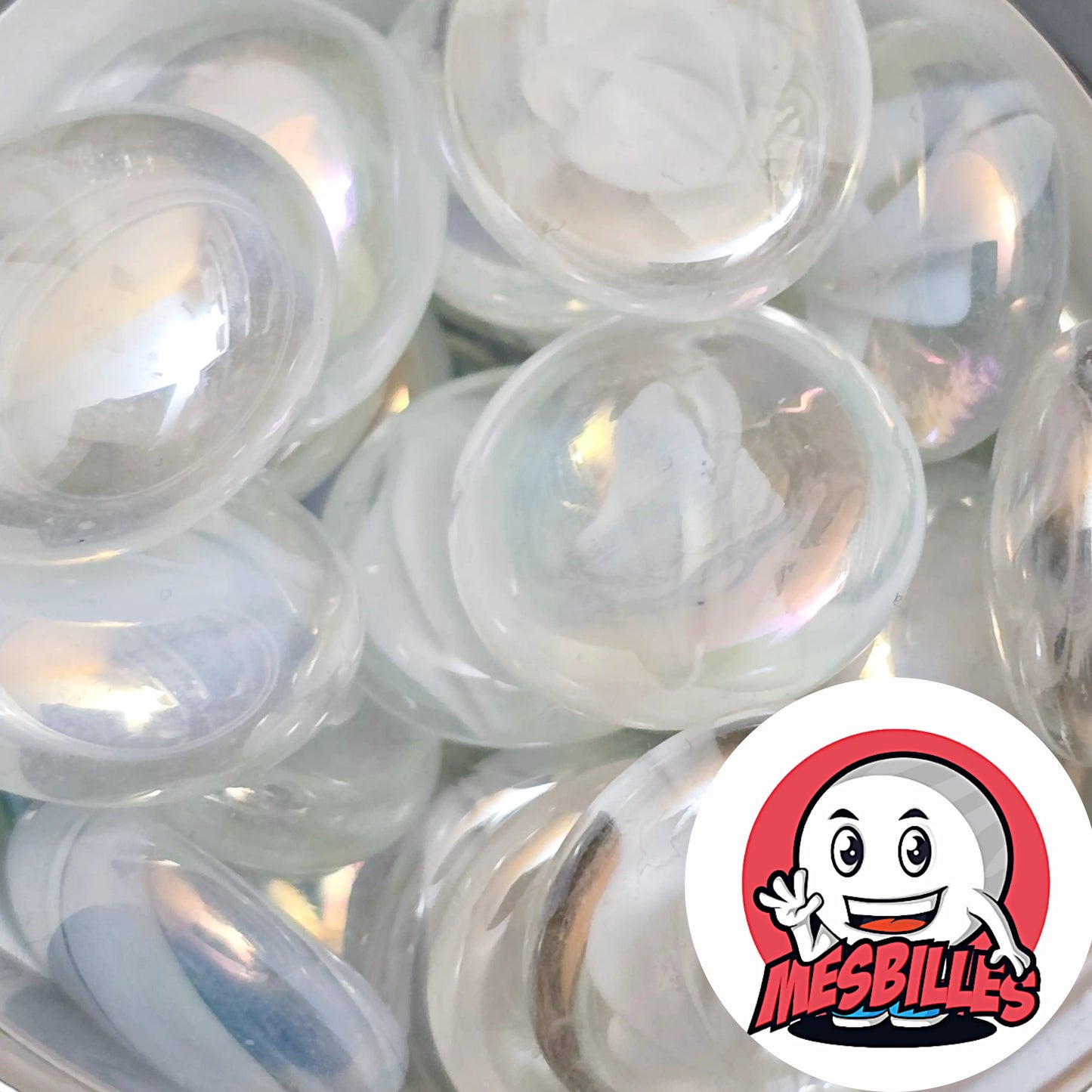 Dans la Grande Famille des Billes Froissé, il y a la Bille Plate en verre Translucide Strié de Couleur Blanc.