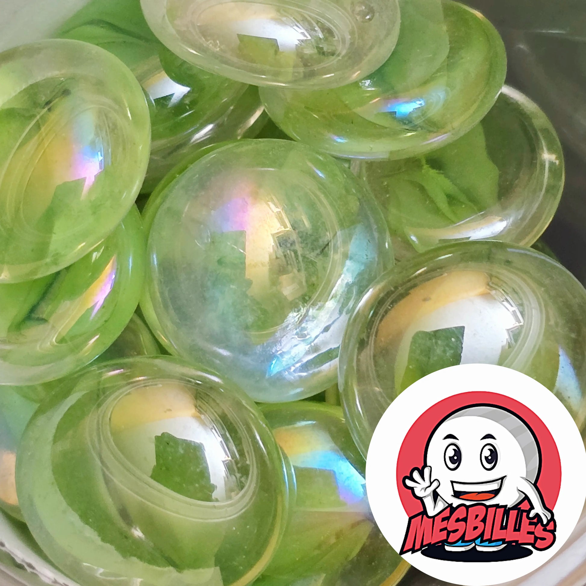 Dans la Grande Famille des Billes Froissé, il y a la Bille Plate en verre Translucide Strié de Couleur Vert.