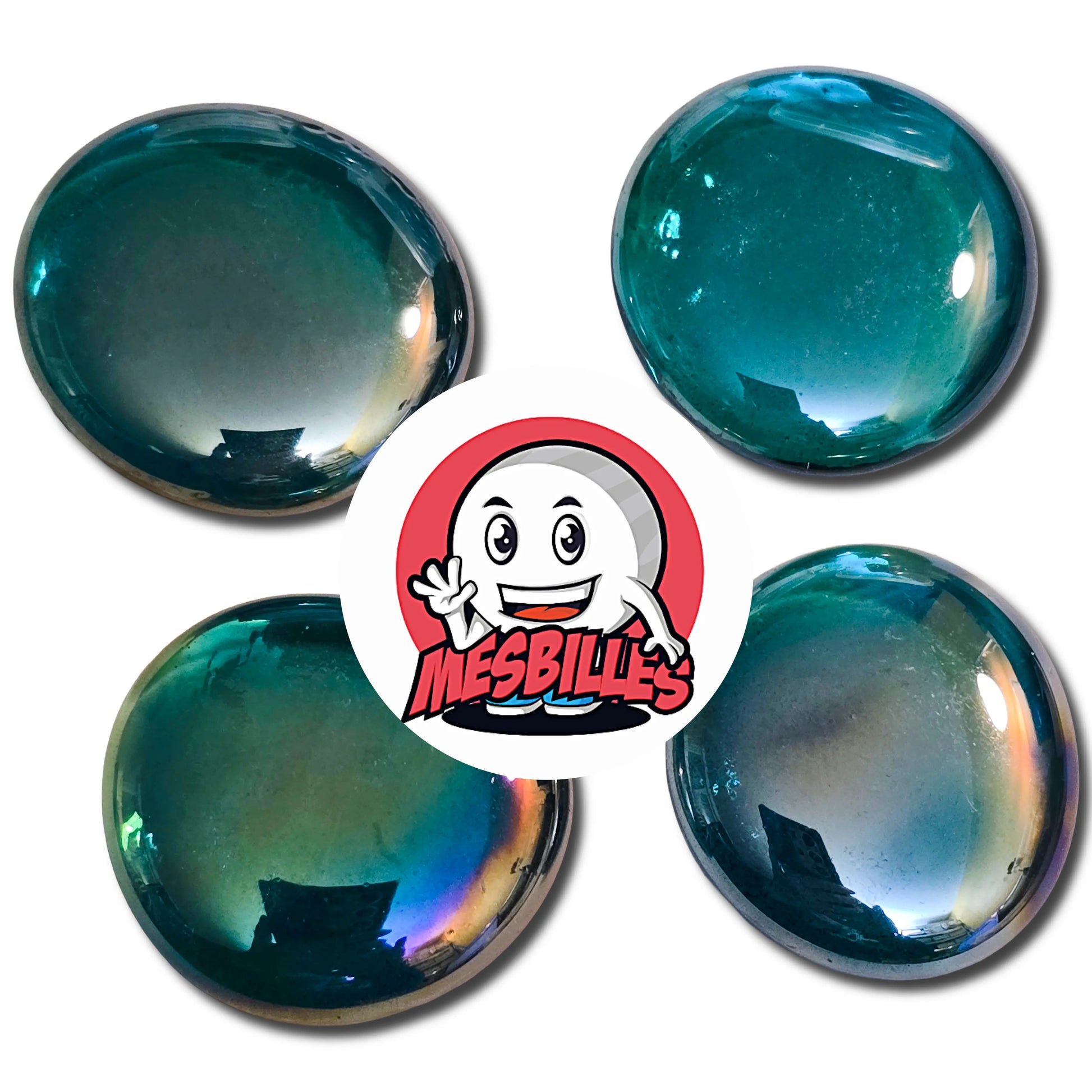Une grande bille plate, également nommée Bille Galet en Verre, de la famille des Billes Irisées. Cette bille forme est ronde, légèrement ovoïde et mesure environ 3 cm de diamètre