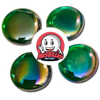 Une grande bille plate, également nommée Bille Galet en Verre, de la famille des Billes Irisées. Cette bille forme est ronde, légèrement ovoïde et mesure environ 3 cm de diamètre