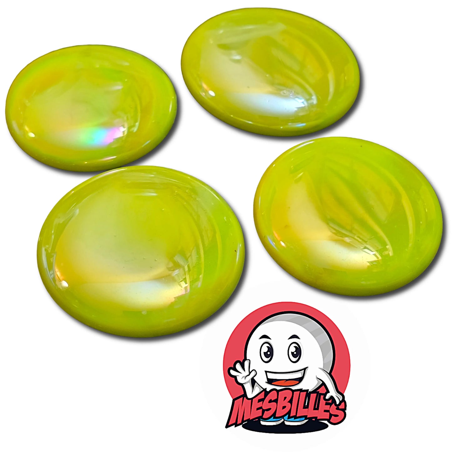 Une grande bille plate, également nommée Bille Galet en Verre, de la famille des Billes Glossys. Cette bille forme est ronde, légèrement ovoïde et mesure environ 3 cm de diamètre