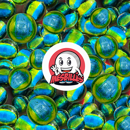 Mascotte MesBilles posée sur des Billes en verre artisanale de 22 mm aux teintes bleu-vert rappelant une planète vue de l'espace, avec des nuances d'émeraude et de turquoise.