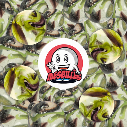 Plusieurs billes Pivert 16 mm vertes et brunes sur fond clair, inspirées des plumes de l’oiseau, parfaites pour collection ou jeu