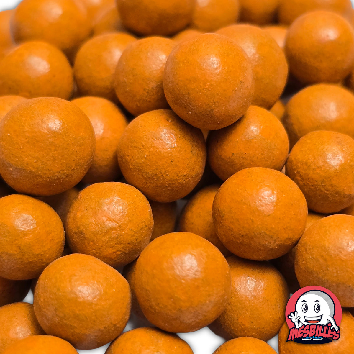 Collection de billes en terre multicolores avec plusieurs billes caramel 10 mm au premier plan, ambiance ludique et vitaminée