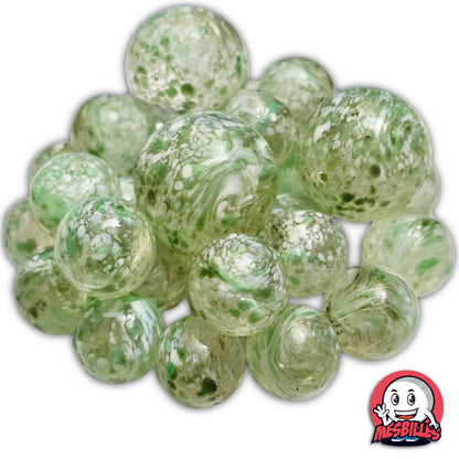 Billes Flyer Vert 16 mm, et billes multicolors qui entourent la mascotte MesBilles des billes en verre translucide avec des taches Multi-couleurs