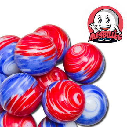 Bleu profond, rouge passion, blanc éclatant : la Bille Art Tricolore 16 mm en verre de Bohème est un petit chef-d’œuvre de contraste et d’énergie.Soufflée dans un verre vibrant, elle rend hommage à la créativité, au courage et à l’esprit joueur de ceux qui aiment les belles choses.