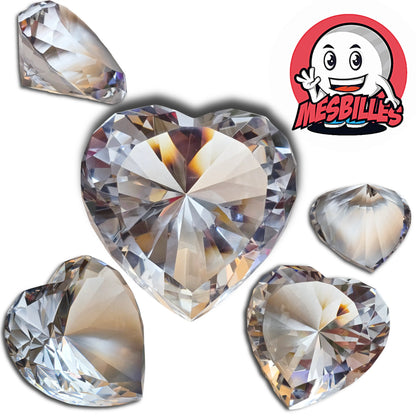 Ce Cristal d’Art de 88 mm de diamètre illumine chaque pièce comme un rayon de soleil taillé. Ses facettes capturent la lumière pour la renvoyer en éclats arc-en-ciel — un spectacle hypnotique, tout simplement.