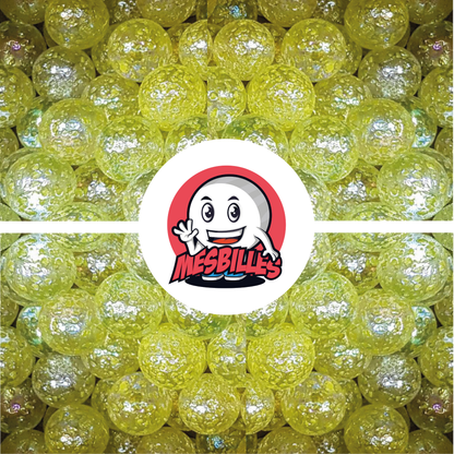 Bild des Maskottchens MeineMurmeln umgeben von Murmeln aus transluzentem Glas mit gelben Splitter 16 mm