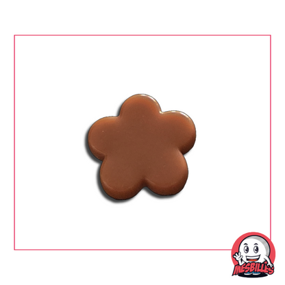 Extra flache Murmeln in karamellfarbener Perlmutte – isolierte Frontansicht auf neutralem Hintergrund