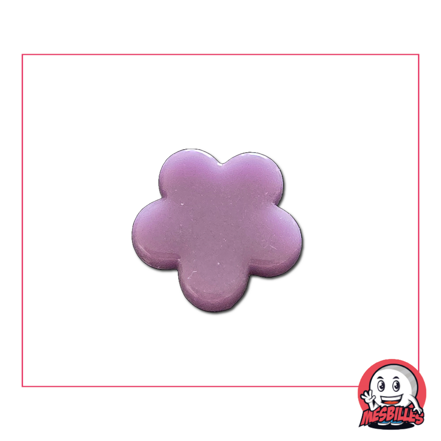 Extra flache Blumenmurmel in hellviolettem Perlmuttene – isolierte Vorderansicht auf neutralem Hintergrund