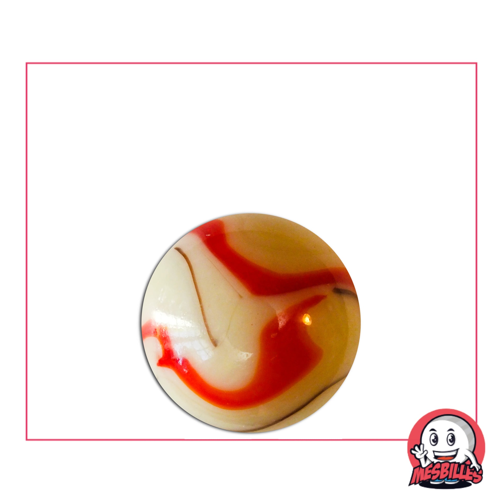 Gros plan d’une bille Caramel Salé 25 mm crème et rouge en spirales, évoquant la douceur sucrée-salée, idéale pour collection ou jeu.