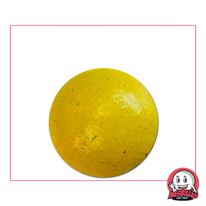 Bille en terre jaune de 25 mm sur fond blanc avec logo MesBilles