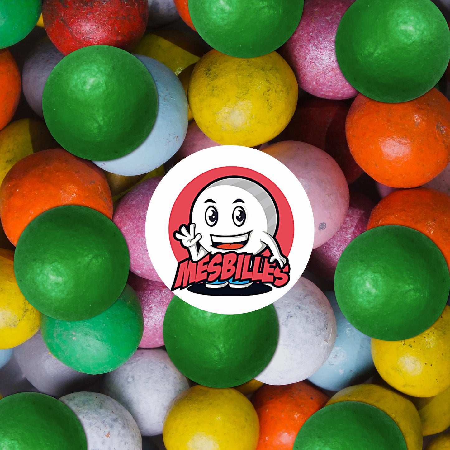 Gros plan sur un lot de billes en terre multicolores avec plusieurs billes vertes de 14 mm bien visibles au premier plan.