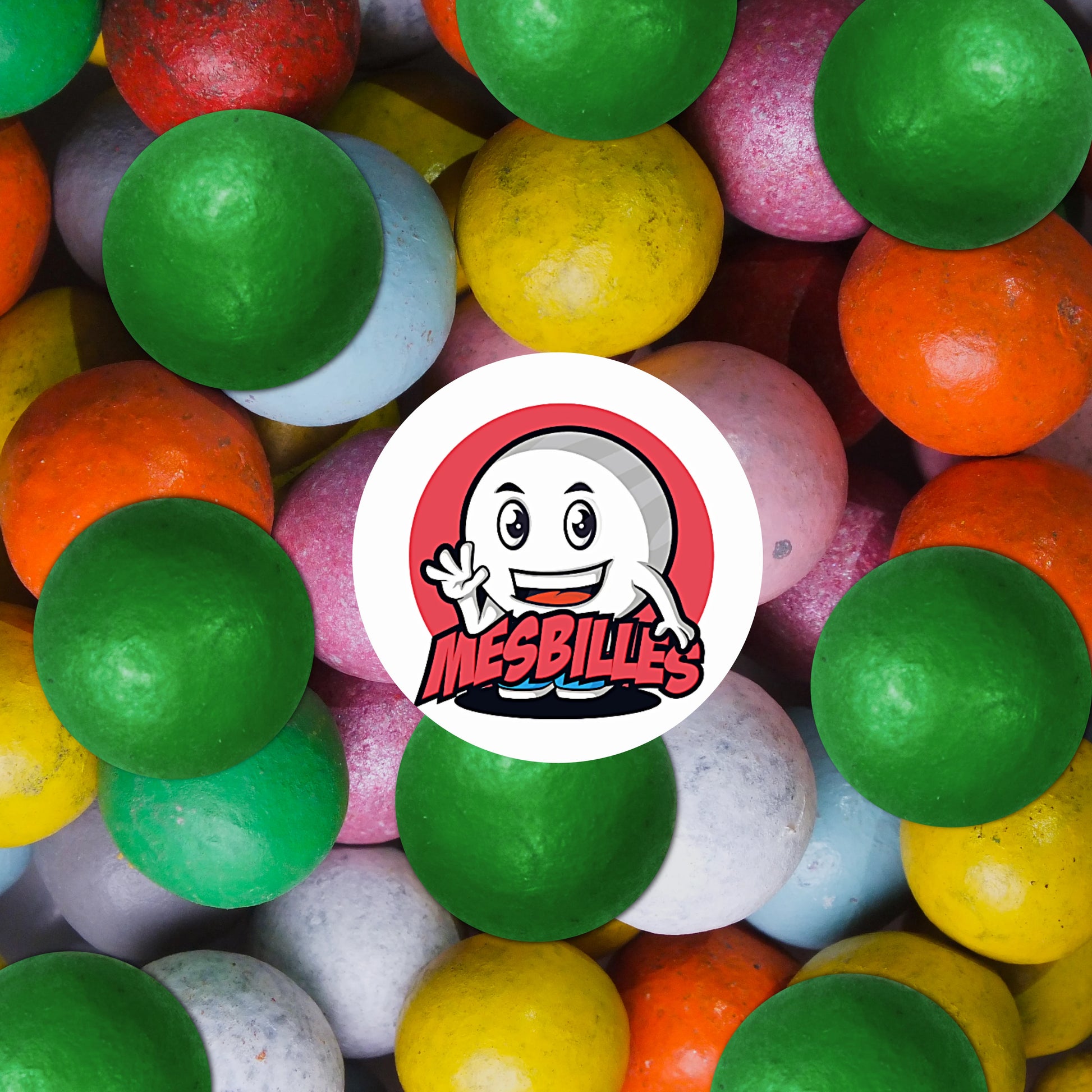 Gros plan sur un lot de billes en terre multicolores avec plusieurs billes vertes de 14 mm bien visibles au premier plan.