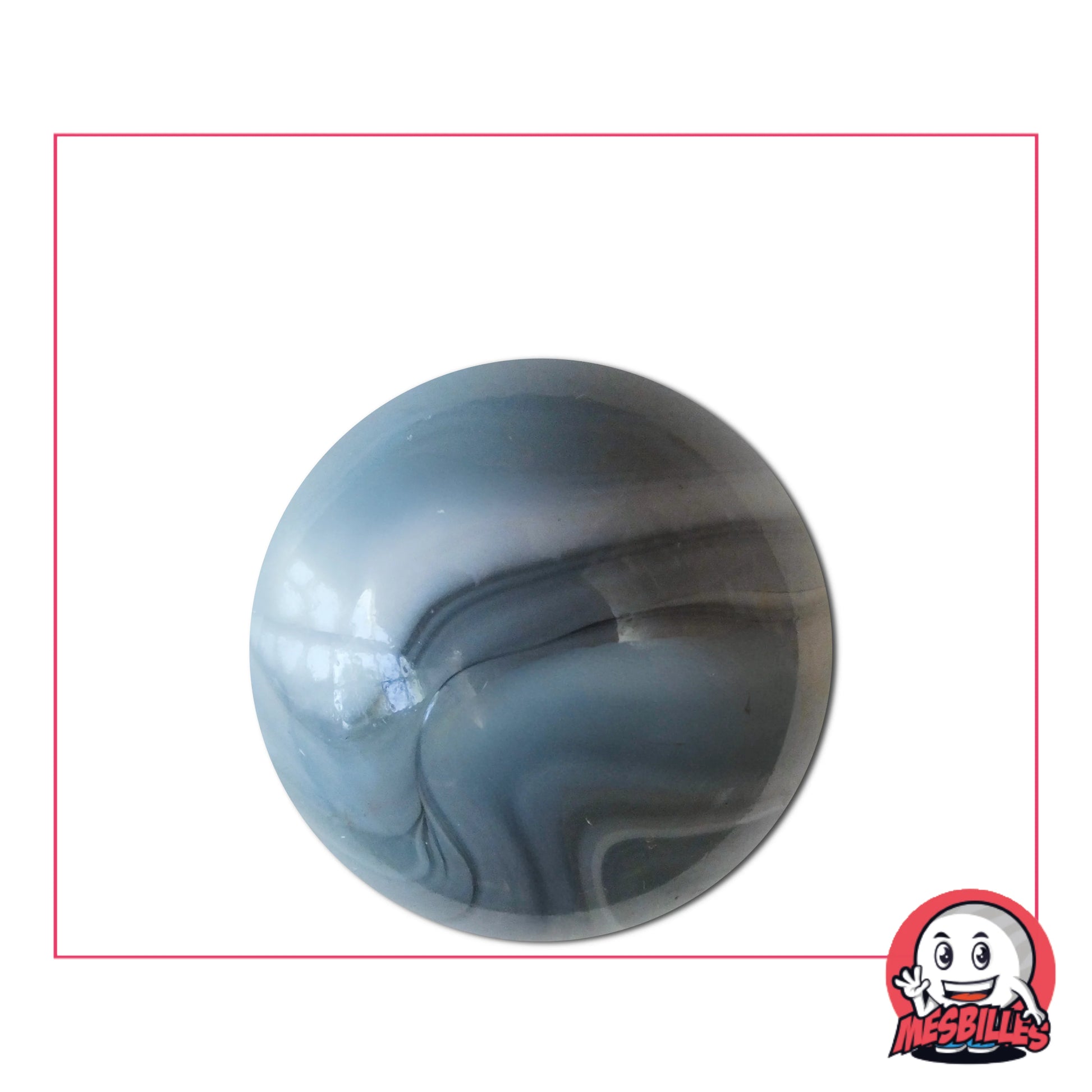 Gros plan d’une bille Nuage 25 mm gris et blanc, aux motifs fluides inspirés des nuages, idéale pour collection ou jeux de billes