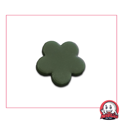 Extra flache Murmeln in nachtgrüner Perlmutte – isolierte Frontansicht auf neutralem Hintergrund