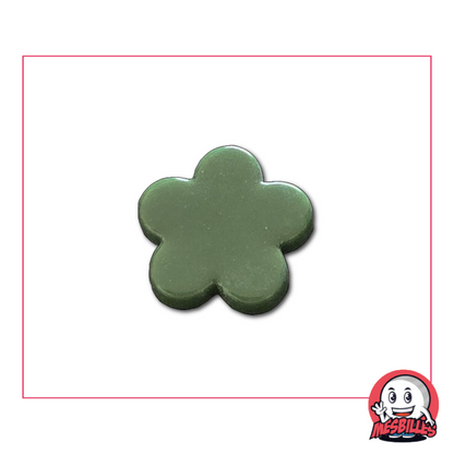 Extra flache Murmel in Perlmutte grün – Ansicht von vorne isoliert auf neutralem Hintergrund