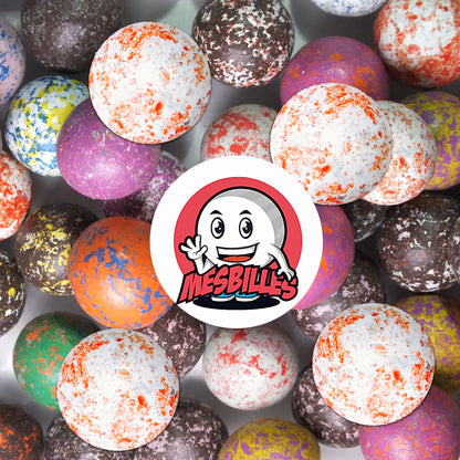 Lot coloré de billes en terre mouchetées, dont des modèles blancs à taches orange, avec logo MesBilles au centre