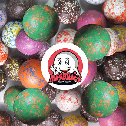 Bille en terre verte mouchetée 16 mm en gros plan sur fond blanc – MesBilles