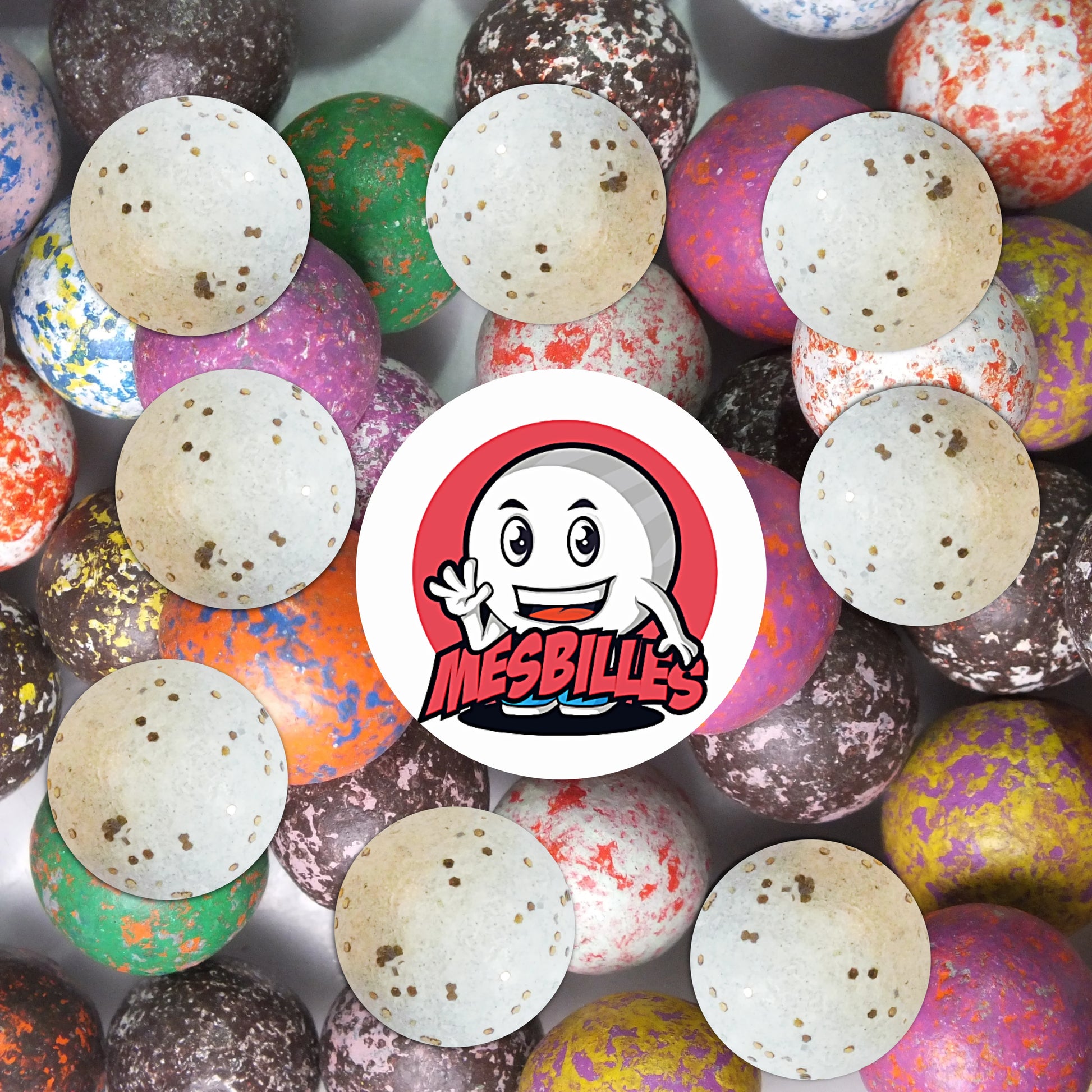 Collection de billes en terre multicolores avec plusieurs billes blanc paillettes 10 mm au premier plan, ambiance lumineuse et raffinée