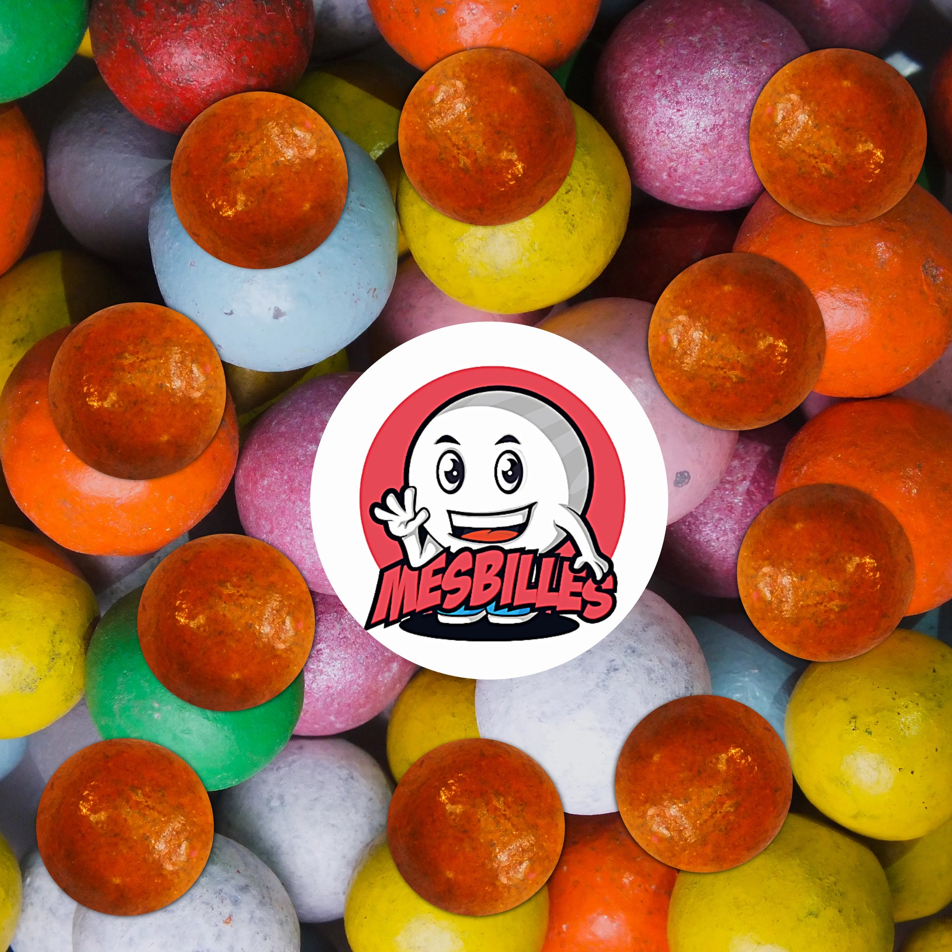 Collection de billes en terre multicolores avec plusieurs billes caramel 10 mm au premier plan, ambiance ludique et vitaminée