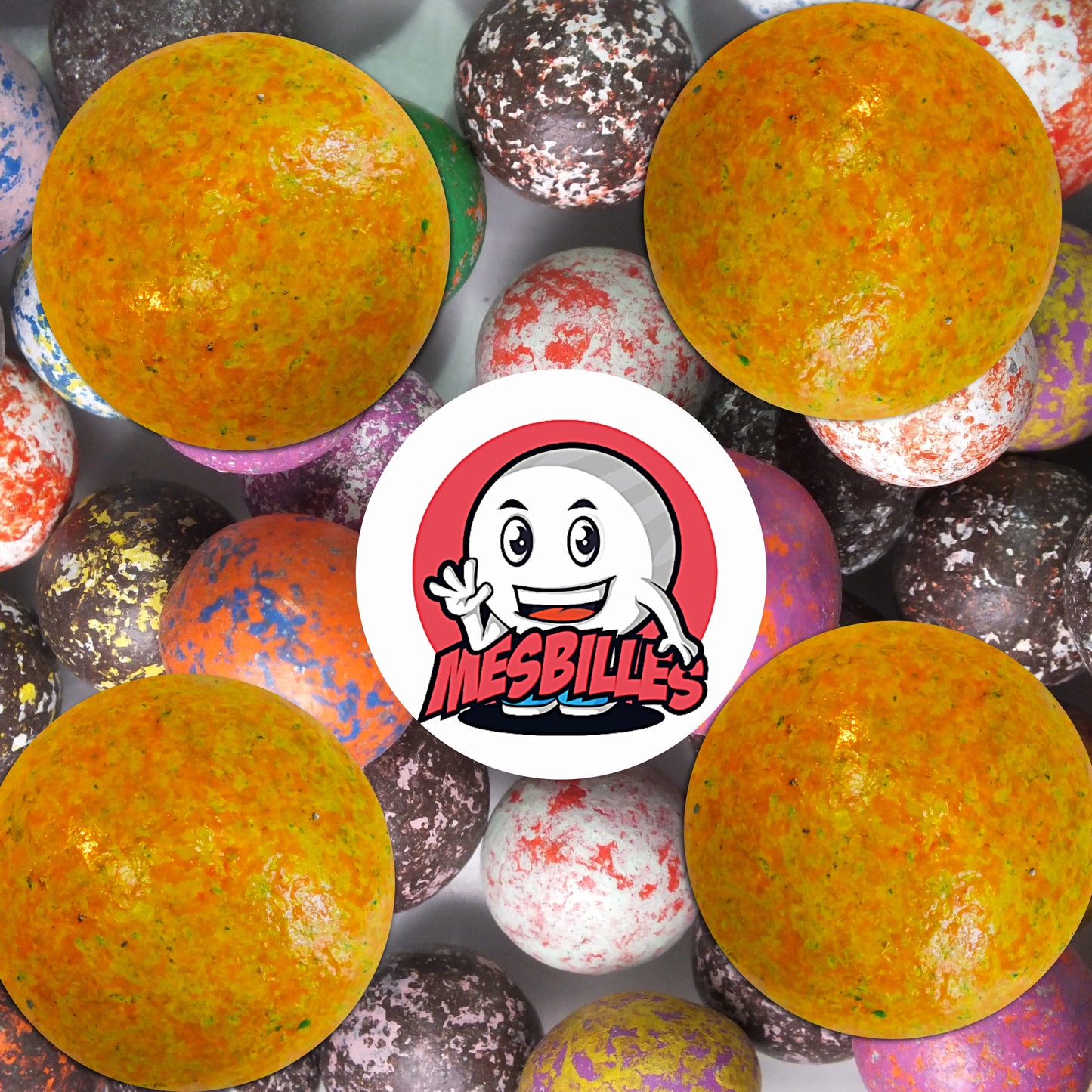 Collection de billes en terre multicolores avec plusieurs billes jaune moucheté 25 mm au premier plan, ambiance joyeuse et rétro