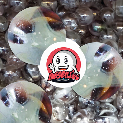 Gros plan sur une bille Polaire 50 mm, sphère élégante et brillante aux nuances glacées – MesBilles